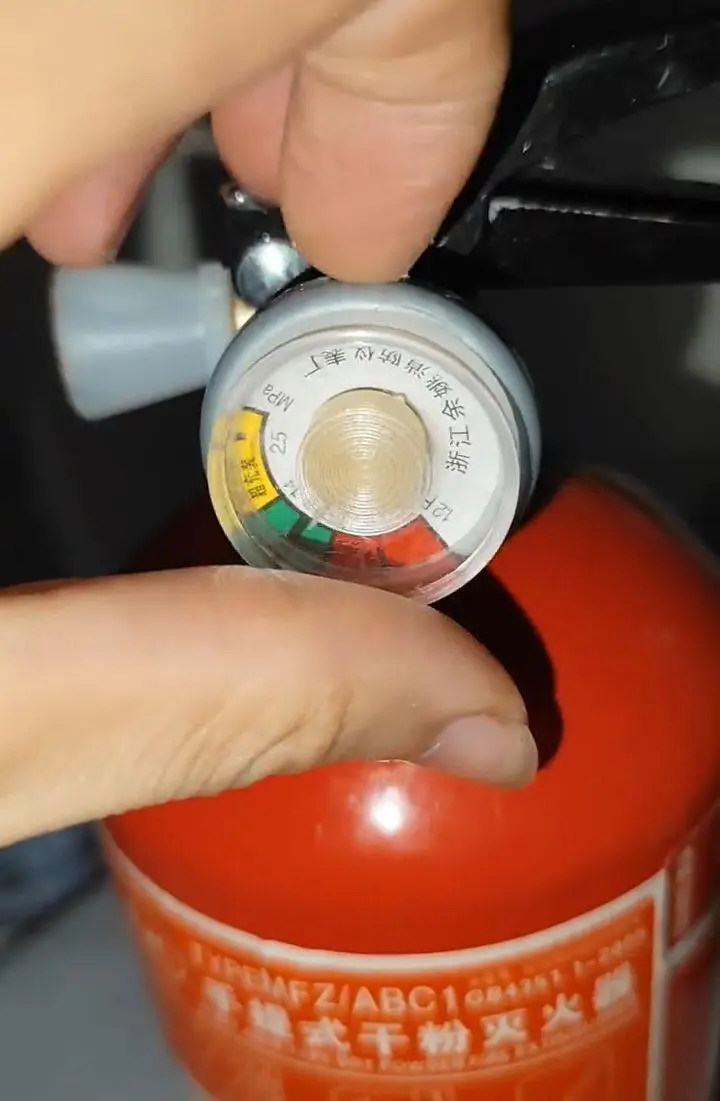 滅火器壓力表成“擺設”？廠家稱有人盜名仿造，市監(jiān)局將介入調查